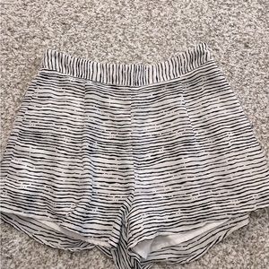 Akira Stripped shorts super versatile